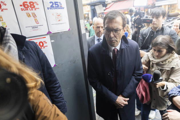 Labour Minister Farandou Visits Looted Supermarket After Weekend Riots - Paris Jean-Pierre Farandou, Minister for Labour and Social Solidarity, during a visit to a supermarket in Paris’s 10th arrondissement on 19 October 2026, which had been left in a state of disarray following the weekend’s riots, which had resulted in looting, vandalism and the destruction of shopsPhotos by Jérémy Paoloni ABACAPRESS.COM Paris France  Copyright: xPaolonixJeremy ABACAx