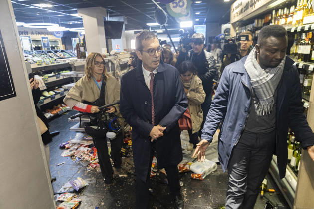 Labour Minister Farandou Visits Looted Supermarket After Weekend Riots - Paris Jean-Pierre Farandou, Minister for Labour and Social Solidarity, during a visit to a supermarket in Paris’s 10th arrondissement on 19 October 2026, which had been left in a state of disarray following the weekend’s riots, which had resulted in looting, vandalism and the destruction of shopsPhotos by Jérémy Paoloni ABACAPRESS.COM Paris France  Copyright: xPaolonixJeremy ABACAx