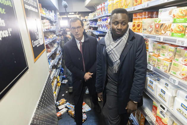 Labour Minister Farandou Visits Looted Supermarket After Weekend Riots - Paris Jean-Pierre Farandou, Minister for Labour and Social Solidarity, during a visit to a supermarket in Paris’s 10th arrondissement on 19 October 2026, which had been left in a state of disarray following the weekend’s riots, which had resulted in looting, vandalism and the destruction of shopsPhotos by Jérémy Paoloni ABACAPRESS.COM Paris France  Copyright: xPaolonixJeremy ABACAx