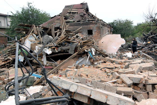 Russian troops hit Dnipro with guided bombs A woman stands among the rubble outside a house damaged by a Russian bombardment in Dnipro, Ukraine, on October 19, 2026. On Monday morning, Russian forces launched guided aerial bombs at the eastern city, damaging private homes and infrastructure. An 84-year-old woman was hospitalised in moderate condition. Dnipro Ukraine  Copyright: xMykolaxMiakshykovx originalFilename: ukrinform-russiant261019_npnZg.jpg