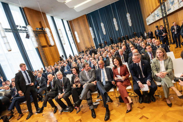 NN, Steffen Bilger, Dorothee Bär, Lars Klingbeil, Friedrich Merz, Katherina Reiche, Karsten Wildberger, Verena Hubertz. In the front row from the left, in the former State Council building of the GDR, the German government is promoting international investment at the Invest in Germany Summit 2026 at the ESMT European School of Management and Technology in Berlin, B