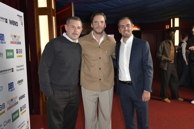 Klaas Heufer Umlauf, Daniel Brühl, and Philipp Lahm at the 2026 European Future Award ceremony at the Tipi am Kanzleramt in Berlin, October 19, 2026 Foto:xM.xBehrensx xFuturexImagex future_6055