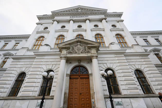- Wien 20.10.2026 - Korruptionsprozess gegen Siegfried Wolf und Ex-Finanzminister Schelling. Die WKStA kreidet dem Industriellen Wolf eine korruptive Vereinbarung an, Ex-ÖVP-Minister Schelling ist wegen Amtsmissbrauchs mitangeklagt. PHOTO: Das Landesgericht Wr. Neustadt Corruption trial against industrialist Siegfried Wolf and former Finance Minister Hans Jörg Schelling. The Economic and Corruption Prosecutor’s Office (WKStA) accuses Wolf of a corrupt agreement ; former ÖVP minister Schelling is co-accused of abuse of office. Korruption, Prozess, Landesgericht Wiener Neustadt, WKStA,, Korruption, Amtsmissbrauch, Bestechung, Steuerverfahren, Finanzministerium, ÖVP, Justiz, Gericht, Strafprozess Korruptionsprozess gegen Siegfried Wo