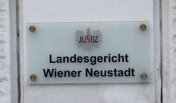 - Wien 20.10.2026 - Korruptionsprozess gegen Siegfried Wolf und Ex-Finanzminister Schelling. Die WKStA kreidet dem Industriellen Wolf eine korruptive Vereinbarung an, Ex-ÖVP-Minister Schelling ist wegen Amtsmissbrauchs mitangeklagt. PHOTO: Hinweisschild zum Landdesgericht Wr. Neustadt Corruption trial against industrialist Siegfried Wolf and former Finance Minister Hans Jörg Schelling. The Economic and Corruption Prosecutor’s Office (WKStA) accuses Wolf of a corrupt agreement ; former ÖVP minister Schelling is co-accused of abuse of office. Korruption, Prozess, Landesgericht Wiener Neustadt, WKStA,, Korruption, Amtsmissbrauch, Bestechung, Steuerverfahren, Finanzministerium, ÖVP, Justiz, Gericht, Strafprozess Korruptionsprozess geg