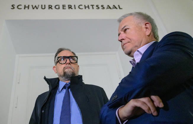 - Wien 20.10.2026 - Korruptionsprozess gegen Siegfried Wolf und Ex-Finanzminister Schelling. Die WKStA kreidet dem Industriellen Wolf eine korruptive Vereinbarung an, Ex-ÖVP-Minister Schelling ist wegen Amtsmissbrauchs mitangeklagt. PHOTO: Verteidiger Norbert Wess und Angeklagter Industrieller Siegfried Wolf Corruption trial against industrialist Siegfried Wolf and former Finance Minister Hans Jörg Schelling. The Economic and Corruption Prosecutor’s Office (WKStA) accuses Wolf of a corrupt agreement ; former ÖVP minister Schelling is co-accused of abuse of office. Korruption, Prozess, Landesgericht Wiener Neustadt, WKStA,, Korruption, Amtsmissbrauch, Bestechung, Steuerverfahren, Finanzministerium, ÖVP, Justiz, Gericht, Strafproze