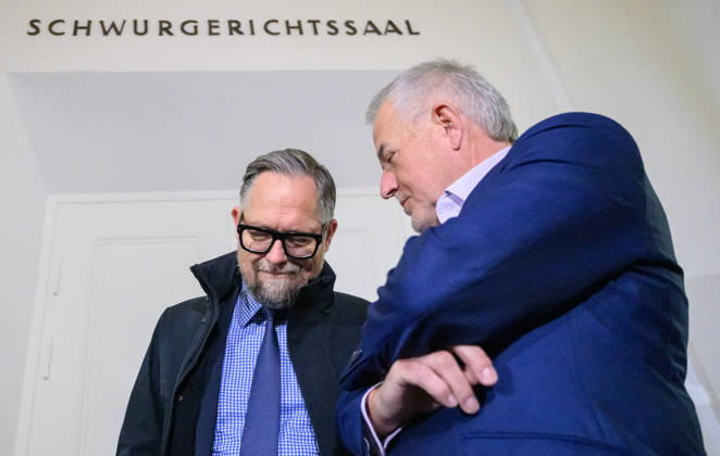 - Wien 20.10.2026 - Korruptionsprozess gegen Siegfried Wolf und Ex-Finanzminister Schelling. Die WKStA kreidet dem Industriellen Wolf eine korruptive Vereinbarung an, Ex-ÖVP-Minister Schelling ist wegen Amtsmissbrauchs mitangeklagt. PHOTO: Verteidiger Nobert Wess und Angeklagter Industrieller Siegfried Wolf Corruption trial against industrialist Siegfried Wolf and former Finance Minister Hans Jörg Schelling. The Economic and Corruption Prosecutor’s Office (WKStA) accuses Wolf of a corrupt agreement ; former ÖVP minister Schelling is co-accused of abuse of office. Korruption, Prozess, Landesgericht Wiener Neustadt, WKStA,, Korruption, Amtsmissbrauch, Bestechung, Steuerverfahren, Finanzministerium, ÖVP, Justiz, Gericht, Strafprozes