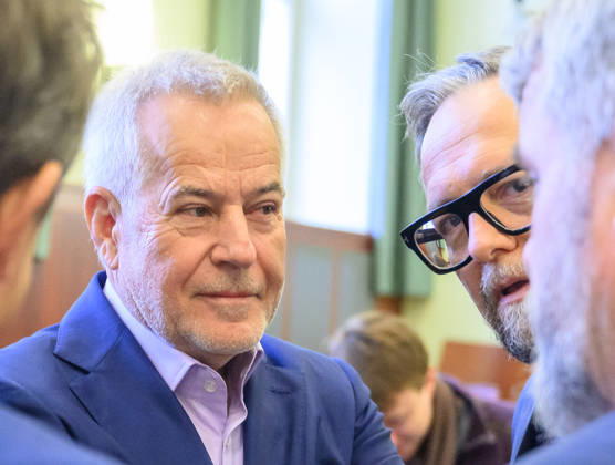- Wien 20.10.2026 - Korruptionsprozess gegen Siegfried Wolf und Ex-Finanzminister Schelling. Die WKStA kreidet dem Industriellen Wolf eine korruptive Vereinbarung an, Ex-ÖVP-Minister Schelling ist wegen Amtsmissbrauchs mitangeklagt. PHOTO: Angeklagter Industrieller Siegfried Wolf mit Verteidiger Norbert Wolf Corruption trial against industrialist Siegfried Wolf and former Finance Minister Hans Jörg Schelling. The Economic and Corruption Prosecutor’s Office (WKStA) accuses Wolf of a corrupt agreement ; former ÖVP minister Schelling is co-accused of abuse of office. Korruption, Prozess, Landesgericht Wiener Neustadt, WKStA,, Korruption, Amtsmissbrauch, Bestechung, Steuerverfahren, Finanzministerium, ÖVP, Justiz, Gericht, Strafproze
