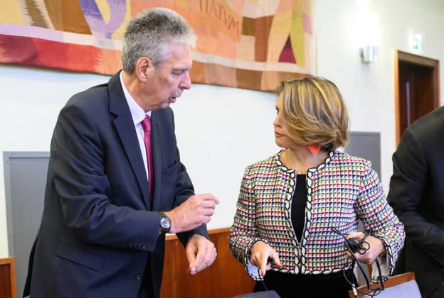 - Wien 20.10.2026 - Korruptionsprozess gegen Siegfried Wolf und Ex-Finanzminister Schelling. Die WKStA kreidet dem Industriellen Wolf eine korruptive Vereinbarung an, Ex-ÖVP-Minister Schelling ist wegen Amtsmissbrauchs mitangeklagt. PHOTO: Ex-ÖVP Finanzmister Hans Jörg Schelling und Verteidigerin Caroline Kindl Corruption trial against industrialist Siegfried Wolf and former Finance Minister Hans Jörg Schelling. The Economic and Corruption Prosecutor’s Office (WKStA) accuses Wolf of a corrupt agreement ; former ÖVP minister Schelling is co-accused of abuse of office. Korruption, Prozess, Landesgericht Wiener Neustadt, WKStA,, Korruption, Amtsmissbrauch, Bestechung, Steuerverfahren, Finanzministerium, ÖVP, Justiz, Gericht, Strafpro