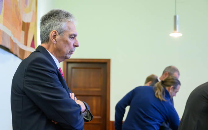 - Wien 20.10.2026 - Korruptionsprozess gegen Siegfried Wolf und Ex-Finanzminister Schelling. Die WKStA kreidet dem Industriellen Wolf eine korruptive Vereinbarung an, Ex-ÖVP-Minister Schelling ist wegen Amtsmissbrauchs mitangeklagt. PHOTO: Angeklagter Ex-ÖVP Finanzmister Hans Jörg Schelling Corruption trial against industrialist Siegfried Wolf and former Finance Minister Hans Jörg Schelling. The Economic and Corruption Prosecutor’s Office (WKStA) accuses Wolf of a corrupt agreement ; former ÖVP minister Schelling is co-accused of abuse of office. Korruption, Prozess, Landesgericht Wiener Neustadt, WKStA,, Korruption, Amtsmissbrauch, Bestechung, Steuerverfahren, Finanzministerium, ÖVP, Justiz, Gericht, Strafprozess Korruptionsproze