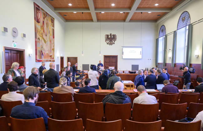 - Wien 20.10.2026 - Korruptionsprozess gegen Siegfried Wolf und Ex-Finanzminister Schelling. Die WKStA kreidet dem Industriellen Wolf eine korruptive Vereinbarung an, Ex-ÖVP-Minister Schelling ist wegen Amtsmissbrauchs mitangeklagt. PHOTO: Ein Blick in den großen Schwurgerichtssaal Corruption trial against industrialist Siegfried Wolf and former Finance Minister Hans Jörg Schelling. The Economic and Corruption Prosecutor’s Office (WKStA) accuses Wolf of a corrupt agreement ; former ÖVP minister Schelling is co-accused of abuse of office. Korruption, Prozess, Landesgericht Wiener Neustadt, WKStA,, Korruption, Amtsmissbrauch, Bestechung, Steuerverfahren, Finanzministerium, ÖVP, Justiz, Gericht, Strafprozess Korruptionsprozess gegen