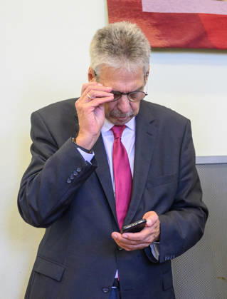 - Wien 20.10.2026 - Korruptionsprozess gegen Siegfried Wolf und Ex-Finanzminister Schelling. Die WKStA kreidet dem Industriellen Wolf eine korruptive Vereinbarung an, Ex-ÖVP-Minister Schelling ist wegen Amtsmissbrauchs mitangeklagt. PHOTO: Angeklagter Ex-ÖVP Finanzmister Hans Jörg Schelling Corruption trial against industrialist Siegfried Wolf and former Finance Minister Hans Jörg Schelling. The Economic and Corruption Prosecutor’s Office (WKStA) accuses Wolf of a corrupt agreement ; former ÖVP minister Schelling is co-accused of abuse of office. Korruption, Prozess, Landesgericht Wiener Neustadt, WKStA,, Korruption, Amtsmissbrauch, Bestechung, Steuerverfahren, Finanzministerium, ÖVP, Justiz, Gericht, Strafprozess Korruptionsproze