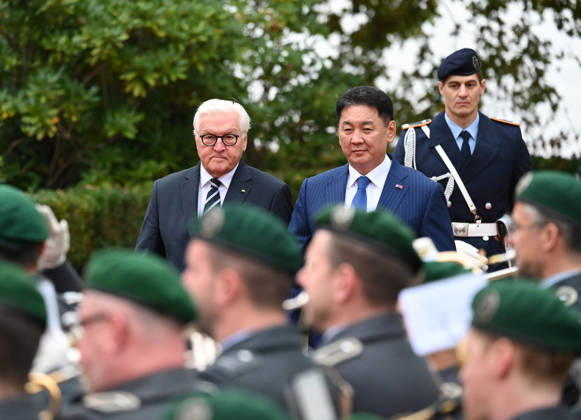 German President Steinmeier meets Mongolian President Khurelsukh in Berlin BERLIN, GERMANY - OCTOBER 20: German President Frank-Walter Steinmeier (L) welcomes Mongolian President Ukhnaagiin Khurelsukh (R) with military honors during his state visit at Villa Borsig in Berlin, Germany, on October 20, 2026. The visit includes talks on bilateral relations between Germany and Mongolia, which established a strategic partnership in 2024. Volodymyr Sindieiev Anadolu Berlin Germany. Editorial use only. Please get in touch for any other usage.  Copyright: x2026xAnadoluxVolodymyrxSindieievx