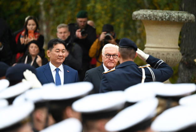 German President Steinmeier meets Mongolian President Khurelsukh in Berlin BERLIN, GERMANY - OCTOBER 20: German President Frank-Walter Steinmeier (2nd R) welcomes Mongolian President Ukhnaagiin Khurelsukh (L) with military honors during his state visit at Villa Borsig in Berlin, Germany, on October 20, 2026. The visit includes talks on bilateral relations between Germany and Mongolia, which established a strategic partnership in 2024. Volodymyr Sindieiev Anadolu Berlin Germany. Editorial use only. Please get in touch for any other usage.  Copyright: x2026xAnadoluxVolodymyrxSindieievx