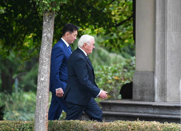German President Steinmeier meets Mongolian President Khurelsukh in Berlin BERLIN, GERMANY - OCTOBER 20: German President Frank-Walter Steinmeier (R) welcomes Mongolian President Ukhnaagiin Khurelsukh (L) with military honors during his state visit at Villa Borsig in Berlin, Germany, on October 20, 2026. The visit includes talks on bilateral relations between Germany and Mongolia, which established a strategic partnership in 2024. Volodymyr Sindieiev Anadolu Berlin Germany. Editorial use only. Please get in touch for any other usage.  Copyright: x2026xAnadoluxVolodymyrxSindieievx