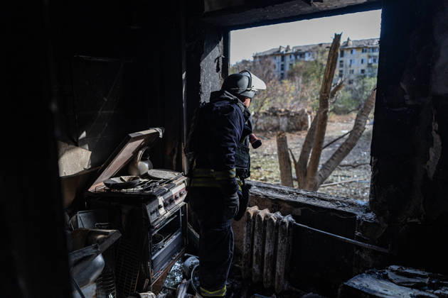 Russian airstrike hits residential building in Kramatorsk KRAMATORSK, UKRAINE - OCTOBER 20: Firefighters put out a fire following a Russian air strike on a residential building in Kramatorsk, Ukraine, on October 20, 2026. Diego Herrera Carcedo Anadolu Kramatorsk Ukraine. Editorial use only. Please get in touch for any other usage.  Copyright: x2026xAnadoluxDiegoxHerreraxCarcedox