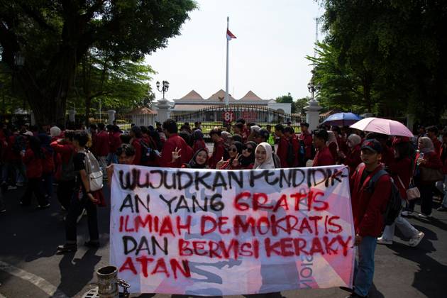 Yogyakarta students protest government YOGYAKARTA, INDONESIA - OCTOBER 20, 2026: Students gather at the Special Region of Yogyakarta (DIY) Regional People s Representative Council (DPRD) building during a protest against the central government, which has been in office for two years. Students from Muhammadiyah University of Yogyakarta (UMY) later marched to the Zero Kilometer Point in Yogyakarta to voice criticism of government policies they consider controversial and harmful to people s lives. Yogyakarta Indonesia Copyright: x xTopenxAnggaraxSaputrax xJNAxPressx