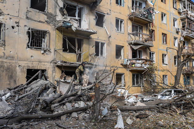 Russian airstrike hits residential building in Kramatorsk KRAMATORSK, UKRAINE - OCTOBER 20: Firefighters put out a fire following a Russian air strike on a residential building in Kramatorsk, Ukraine, on October 20, 2026. Diego Herrera Carcedo Anadolu Kramatorsk Ukraine. Editorial use only. Please get in touch for any other usage.  Copyright: x2026xAnadoluxDiegoxHerreraxCarcedox