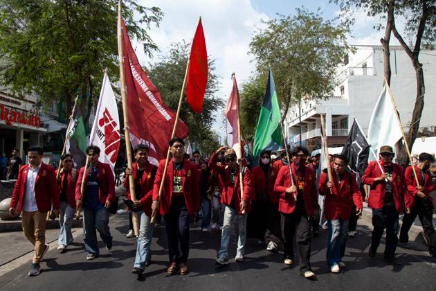 Yogyakarta students protest government YOGYAKARTA, INDONESIA - OCTOBER 20, 2026: Students gather at the Special Region of Yogyakarta (DIY) Regional People s Representative Council (DPRD) building during a protest against the central government, which has been in office for two years. Students from Muhammadiyah University of Yogyakarta (UMY) later marched to the Zero Kilometer Point in Yogyakarta to voice criticism of government policies they consider controversial and harmful to people s lives. Yogyakarta Indonesia Copyright: x xTopenxAnggaraxSaputrax xJNAxPressx