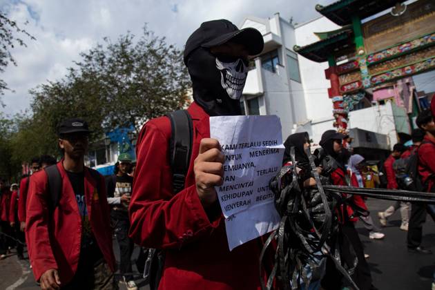 Yogyakarta students protest government YOGYAKARTA, INDONESIA - OCTOBER 20, 2026: Students gather at the Special Region of Yogyakarta (DIY) Regional People s Representative Council (DPRD) building during a protest against the central government, which has been in office for two years. Students from Muhammadiyah University of Yogyakarta (UMY) later marched to the Zero Kilometer Point in Yogyakarta to voice criticism of government policies they consider controversial and harmful to people s lives. Yogyakarta Indonesia Copyright: x xTopenxAnggaraxSaputrax xJNAxPressx