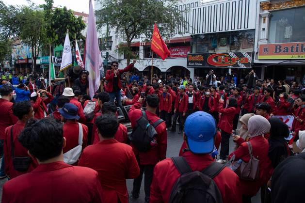 October 20, 2026, Yogyakarta, Indonesia: YOGYAKARTA, INDONESIA - OCTOBER 20, 2026: Students gather at the Special Region of Yogyakarta (DIY) Regional People s Representative Council (DPRD) building during a protest against the central government, which has been in office for two years. Students from Muhammadiyah University of Yogyakarta (UMY) later marched to the Zero Kilometer Point in Yogyakarta to voice criticism of government policies they consider controversial and harmful to people s lives. Yogyakarta Indonesia  - ZUMAq101 20261020_zna_q101_071 Copyright: xTopenxAnggaraxSaputrax