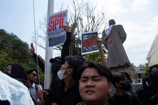 October 20, 2026, Yogyakarta, Indonesia: YOGYAKARTA, INDONESIA - OCTOBER 20, 2026: Students gather at the Special Region of Yogyakarta (DIY) Regional People s Representative Council (DPRD) building during a protest against the central government, which has been in office for two years. Students from Muhammadiyah University of Yogyakarta (UMY) later marched to the Zero Kilometer Point in Yogyakarta to voice criticism of government policies they consider controversial and harmful to people s lives. Yogyakarta Indonesia - ZUMAq101 20261020_zna_q101_070 Copyright: xTopenxAnggaraxSaputrax