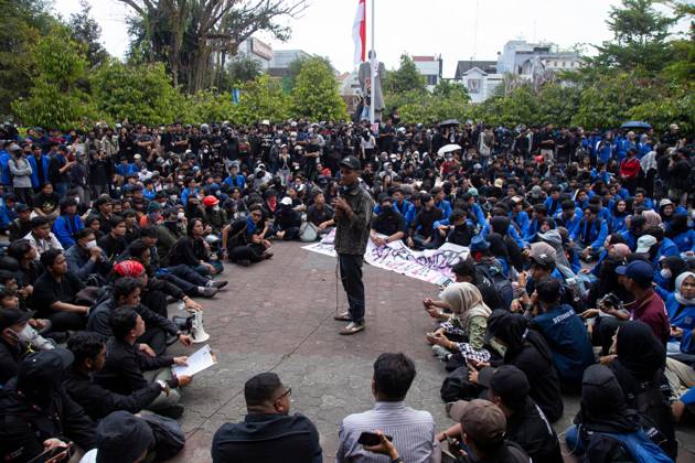 October 20, 2026, Yogyakarta, Indonesia: YOGYAKARTA, INDONESIA - OCTOBER 20, 2026: Students gather at the Special Region of Yogyakarta (DIY) Regional People s Representative Council (DPRD) building during a protest against the central government, which has been in office for two years. Students from Muhammadiyah University of Yogyakarta (UMY) later marched to the Zero Kilometer Point in Yogyakarta to voice criticism of government policies they consider controversial and harmful to people s lives. Yogyakarta Indonesia  - ZUMAq101 20261020_zna_q101_075 Copyright: xTopenxAnggaraxSaputrax