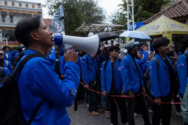 October 20, 2026, Yogyakarta, Indonesia: YOGYAKARTA, INDONESIA - OCTOBER 20, 2026: Students gather at the Special Region of Yogyakarta (DIY) Regional People s Representative Council (DPRD) building during a protest against the central government, which has been in office for two years. Students from Muhammadiyah University of Yogyakarta (UMY) later marched to the Zero Kilometer Point in Yogyakarta to voice criticism of government policies they consider controversial and harmful to people s lives. Yogyakarta Indonesia  - ZUMAq101 20261020_zna_q101_077 Copyright: xTopenxAnggaraxSaputrax