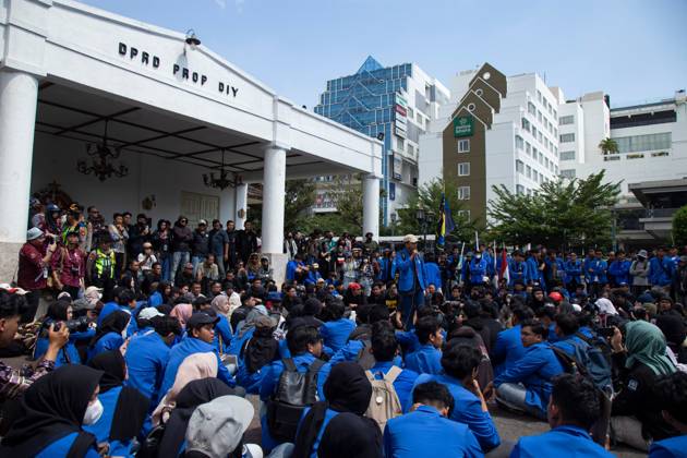 October 20, 2026, Yogyakarta, Indonesia: YOGYAKARTA, INDONESIA - OCTOBER 20, 2026: Students gather at the Special Region of Yogyakarta (DIY) Regional People s Representative Council (DPRD) building during a protest against the central government, which has been in office for two years. Students from Muhammadiyah University of Yogyakarta (UMY) later marched to the Zero Kilometer Point in Yogyakarta to voice criticism of government policies they consider controversial and harmful to people s lives. Yogyakarta Indonesia - ZUMAq101 20261020_zna_q101_072 Copyright: xTopenxAnggaraxSaputrax