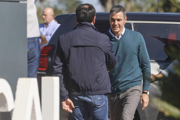 Sánchez Visits Oliva, Valencia, to Assess the Damage Caused by Storm Adam. Prime Minister Pedro Sánchez greets the president of the Valencian Regional Government, Juanfran Pérez Llorca, during a visit to the Forward Command Post for Storm Adam on October 20, 2026, in Oliva, Valencia, Valencian Community, Spain. The storm caused by Storm Adam has resulted in three deaths in the Valencian Community: a man, approximately 64 years old, at a campground in Oliva, Valencia; a 79-year-old woman with limited mobility found dead in her home, also in Oliva, and another woman who lost her life this past Sunday after going into the sea in the Valencian town of Sagunt, October 20, 2026, Oliva, Valencia, Valencian Community, Spain  Copyright: xRoberxSolsonax 7856742