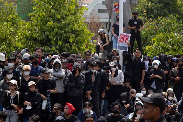 October 20, 2026, Yogyakarta, Indonesia: YOGYAKARTA, INDONESIA - OCTOBER 20, 2026: Students gather at the Special Region of Yogyakarta (DIY) Regional People s Representative Council (DPRD) building during a protest against the central government, which has been in office for two years. Students from Muhammadiyah University of Yogyakarta (UMY) later marched to the Zero Kilometer Point in Yogyakarta to voice criticism of government policies they consider controversial and harmful to people s lives. Yogyakarta Indonesia - ZUMAq101 20261020_zna_q101_081 Copyright: xTopenxAnggaraxSaputrax