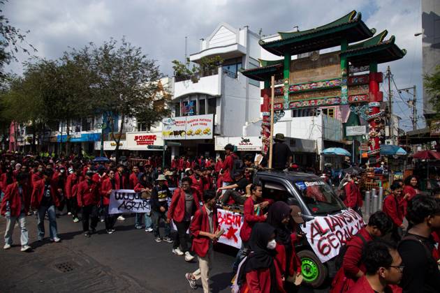 October 20, 2026, Yogyakarta, Indonesia: YOGYAKARTA, INDONESIA - OCTOBER 20, 2026: Students gather at the Special Region of Yogyakarta (DIY) Regional People s Representative Council (DPRD) building during a protest against the central government, which has been in office for two years. Students from Muhammadiyah University of Yogyakarta (UMY) later marched to the Zero Kilometer Point in Yogyakarta to voice criticism of government policies they consider controversial and harmful to people s lives. Yogyakarta Indonesia  - ZUMAq101 20261020_zna_q101_089 Copyright: xTopenxAnggaraxSaputrax