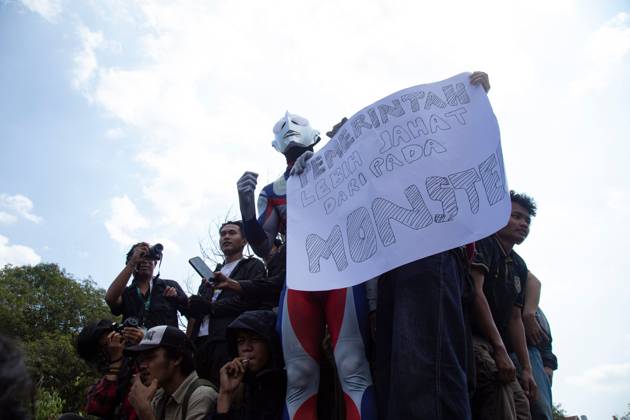 October 20, 2026, Yogyakarta, Indonesia: YOGYAKARTA, INDONESIA - OCTOBER 20, 2026: Students gather at the Special Region of Yogyakarta (DIY) Regional People s Representative Council (DPRD) building during a protest against the central government, which has been in office for two years. Students from Muhammadiyah University of Yogyakarta (UMY) later marched to the Zero Kilometer Point in Yogyakarta to voice criticism of government policies they consider controversial and harmful to people s lives. Yogyakarta Indonesia - ZUMAq101 20261020_zna_q101_086 Copyright: xTopenxAnggaraxSaputrax