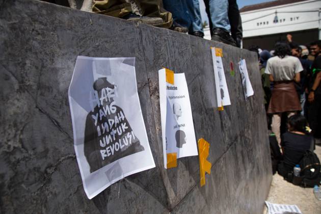 October 20, 2026, Yogyakarta, Indonesia: YOGYAKARTA, INDONESIA - OCTOBER 20, 2026: Students gather at the Special Region of Yogyakarta (DIY) Regional People s Representative Council (DPRD) building during a protest against the central government, which has been in office for two years. Students from Muhammadiyah University of Yogyakarta (UMY) later marched to the Zero Kilometer Point in Yogyakarta to voice criticism of government policies they consider controversial and harmful to people s lives. Yogyakarta Indonesia - ZUMAq101 20261020_zna_q101_087 Copyright: xTopenxAnggaraxSaputrax