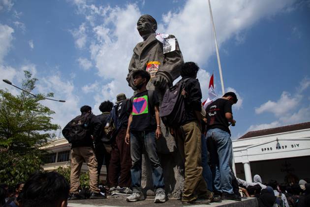 October 20, 2026, Yogyakarta, Indonesia: YOGYAKARTA, INDONESIA - OCTOBER 20, 2026: Students gather at the Special Region of Yogyakarta (DIY) Regional People s Representative Council (DPRD) building during a protest against the central government, which has been in office for two years. Students from Muhammadiyah University of Yogyakarta (UMY) later marched to the Zero Kilometer Point in Yogyakarta to voice criticism of government policies they consider controversial and harmful to people s lives. Yogyakarta Indonesia  - ZUMAq101 20261020_zna_q101_092 Copyright: xTopenxAnggaraxSaputrax
