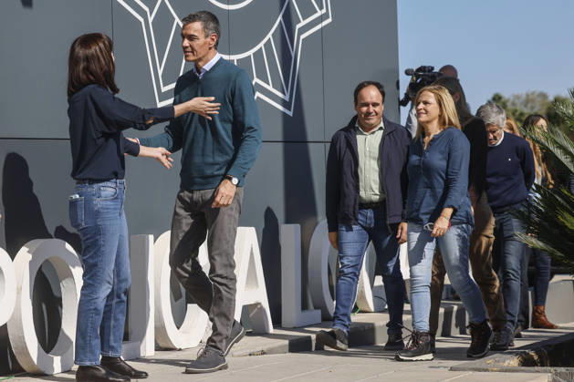 Sánchez Visits Oliva, Valencia, to Assess the Damage Caused by Storm Adam I D The Secretary General of the PSPV-PSOE and Minister of Science, Innovation, and Universities, Diana Morant; the Prime Minister, Pedro Sánchez; the President of the Valencian Regional Government, Juanfran Pérez Llorca; and the Government Delegate in the Valencian Community, Pilar Bernabé, during a visit to the Forward Command Post for Storm Adam on October 20, 2026, in Oliva, Valencia, Valencian Community, Spain. The storm caused by Storm Adam has resulted in three deaths in the Valencian Community: a man aged about 64 at a campground in Oliva, Valencia; a 79-year-old woman with limited mobility found dead in her home, also in Oliva, and another woman who lost her  Copyright: xRoberxSolsonax 7856750