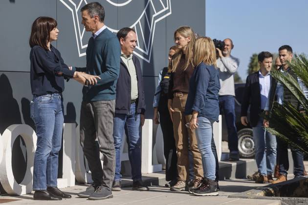 Sánchez Visits Oliva, Valencia, to Assess the Damage Caused by Storm Adam Prime Minister Pedro Sánchez greets Diana Morant, secretary-general of the PSPV-PSOE and minister of Science, Innovation, and Universities, during a visit to the Forward Command Post set up in response to Storm Adam, on October 20, 2026, in Oliva, Valencia, Valencian Community, Spain. The storm caused by Storm Adam has resulted in three deaths in the Valencian Community: a man, approximately 64 years old, at a campground in Oliva, Valencia; a 79-year-old woman with limited mobility found dead in her home, also in Oliva, and another woman who lost her life this past Sunday after going into the sea in the Valencian town of Sagunt. October 20, 2026, Oliva, Valencia, Val  Copyright: xRoberxSolsonax 7856753