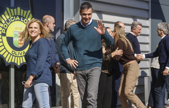 Sánchez Visits Oliva, Valencia, to Assess the Damage Caused by Storm Adam The Government Delegate for the Valencian Community, Pilar Bernabé, and Prime Minister Pedro Sánchez during a visit to the Forward Command Post for Storm Adam on October 20, 2026, in Oliva, Valencia, Valencian Community, Spain. The storm caused by Storm Adam has resulted in three deaths in the Valencian Community: a man, approximately 64 years old, at a campground in Oliva, Valencia; a 79-year-old woman with limited mobility found dead in her home, also in Oliva, and another woman who lost her life this past Sunday after going into the sea in the Valencian town of Sagunt, October 20, 2026, Oliva, Valencia, Valencian Community, Oliva, Valencia, Valencian Community, Sp  Copyright: xRoberxSolsonax 7856754
