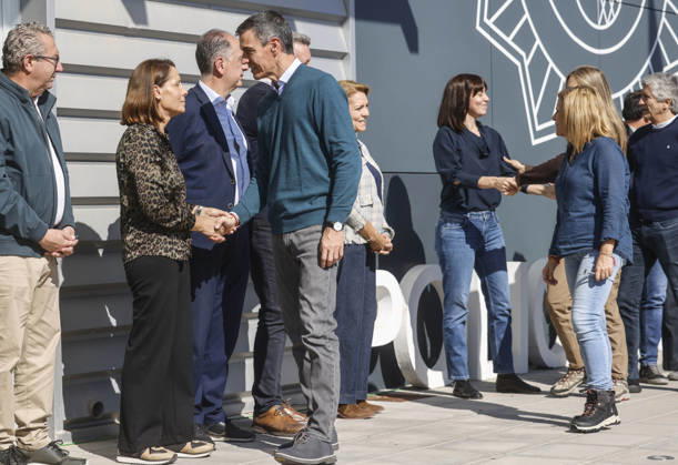 Sánchez Visits Oliva, Valencia, to Assess the Damage Caused by Storm Adam. Prime Minister Pedro Sánchez greets the mayor of Oliva, Yolanda Pastor Bolo, during a visit to the Forward Command Post set up in response to Storm Adam on October 20, 2026, in Oliva, Valencia, Valencian Community, Spain. The storm caused by Storm Adam has resulted in three deaths in the Valencian Community: a man, approximately 64 years old, at a campground in Oliva, Valencia; a 79-year-old woman with limited mobility found dead in her home, also in Oliva, and another woman who lost her life this past Sunday after going into the sea in the Valencian town of Sagunt. October 20, 2026. Oliva, Valencia, Valencian Community. Oliva, Valencia, Valencian Community, Spain  Copyright: xRoberxSolsonax 7856757