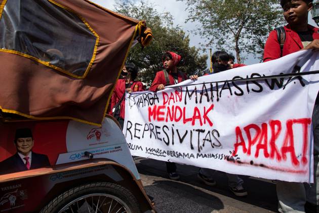 October 20, 2026, Yogyakarta, Indonesia: YOGYAKARTA, INDONESIA - OCTOBER 20, 2026: Students gather at the Special Region of Yogyakarta (DIY) Regional People s Representative Council (DPRD) building during a protest against the central government, which has been in office for two years. Students from Muhammadiyah University of Yogyakarta (UMY) later marched to the Zero Kilometer Point in Yogyakarta to voice criticism of government policies they consider controversial and harmful to people s lives. Yogyakarta Indonesia - ZUMAq101 20261020_zna_q101_094 Copyright: xTopenxAnggaraxSaputrax
