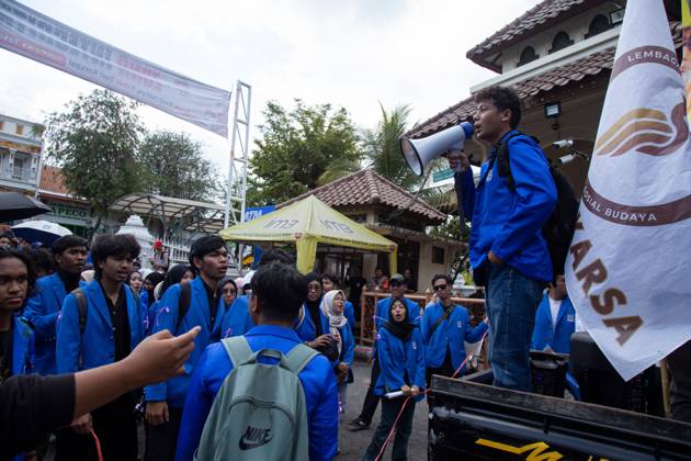 October 20, 2026, Yogyakarta, Indonesia: YOGYAKARTA, INDONESIA - OCTOBER 20, 2026: Students gather at the Special Region of Yogyakarta (DIY) Regional People s Representative Council (DPRD) building during a protest against the central government, which has been in office for two years. Students from Muhammadiyah University of Yogyakarta (UMY) later marched to the Zero Kilometer Point in Yogyakarta to voice criticism of government policies they consider controversial and harmful to people s lives. Yogyakarta Indonesia - ZUMAq101 20261020_zna_q101_093 Copyright: xTopenxAnggaraxSaputrax