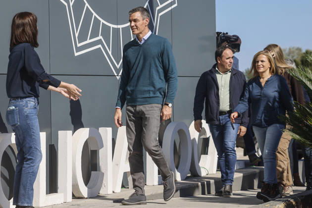 Sánchez Visits Oliva, Valencia, to Assess the Damage Caused by Storm Adam I D The Secretary General of the PSPV-PSOE and Minister of Science, Innovation, and Universities, Diana Morant; the Prime Minister, Pedro Sánchez; the President of the Valencian Regional Government, Juanfran Pérez Llorca; and the Government Delegate in the Valencian Community, Pilar Bernabé, during a visit to the Forward Command Post for Storm Adam on October 20, 2026, in Oliva, Valencia, Valencian Community, Spain. The storm caused by Storm Adam has resulted in three deaths in the Valencian Community: a man aged about 64 at a campground in Oliva, Valencia; a 79-year-old woman with limited mobility found dead in her home, also in Oliva, and another woman who lost her  Copyright: xRoberxSolsonax 7856751