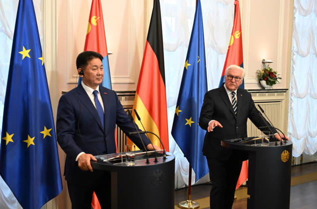 German President Steinmeier meets Mongolian President Khurelsukh in Berlin BERLIN, GERMANY - OCTOBER 20: German President Frank-Walter Steinmeier (R) and Mongolian President Ukhnaagiin Khurelsukh (L) hold a joint press conference following their meeting at Villa Borsig in Berlin, Germany, on October 20, 2026. The talks focus on bilateral relations between the two countries, which established a strategic partnership in 2024. Volodymyr Sindieiev Anadolu Berlin Germany. Editorial use only. Please get in touch for any other usage.  Copyright: x2026xAnadoluxVolodymyrxSindieievx