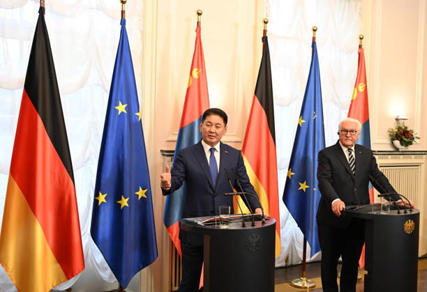 German President Steinmeier meets Mongolian President Khurelsukh in Berlin BERLIN, GERMANY - OCTOBER 20: German President Frank-Walter Steinmeier (R) and Mongolian President Ukhnaagiin Khurelsukh (L) hold a joint press conference following their meeting at Villa Borsig in Berlin, Germany, on October 20, 2026. The talks focus on bilateral relations between the two countries, which established a strategic partnership in 2024. Volodymyr Sindieiev Anadolu Berlin Germany. Editorial use only. Please get in touch for any other usage.  Copyright: x2026xAnadoluxVolodymyrxSindieievx