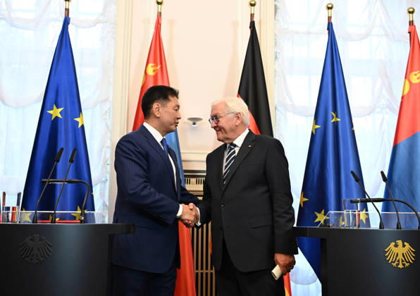 German President Steinmeier meets Mongolian President Khurelsukh in Berlin BERLIN, GERMANY - OCTOBER 20: German President Frank-Walter Steinmeier (R) and Mongolian President Ukhnaagiin Khurelsukh (L) hold a joint press conference following their meeting at Villa Borsig in Berlin, Germany, on October 20, 2026. The talks focus on bilateral relations between the two countries, which established a strategic partnership in 2024. Volodymyr Sindieiev Anadolu Berlin Germany. Editorial use only. Please get in touch for any other usage.  Copyright: x2026xAnadoluxVolodymyrxSindieievx