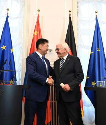 German President Steinmeier meets Mongolian President Khurelsukh in Berlin BERLIN, GERMANY - OCTOBER 20: German President Frank-Walter Steinmeier (R) and Mongolian President Ukhnaagiin Khurelsukh (L) hold a joint press conference following their meeting at Villa Borsig in Berlin, Germany, on October 20, 2026. The talks focus on bilateral relations between the two countries, which established a strategic partnership in 2024. Volodymyr Sindieiev Anadolu Berlin Germany. Editorial use only. Please get in touch for any other usage.  Copyright: x2026xAnadoluxVolodymyrxSindieievx