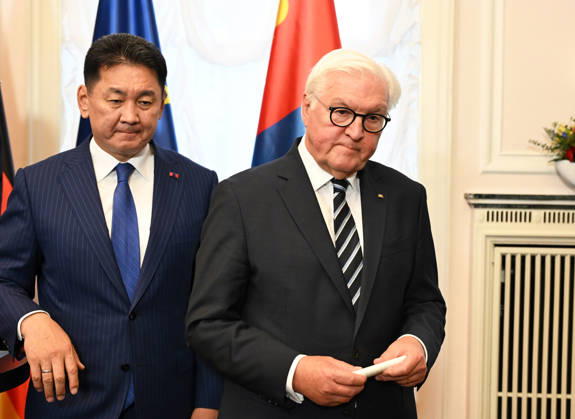 German President Steinmeier meets Mongolian President Khurelsukh in Berlin BERLIN, GERMANY - OCTOBER 20: German President Frank-Walter Steinmeier (R) and Mongolian President Ukhnaagiin Khurelsukh (L) hold a joint press conference following their meeting at Villa Borsig in Berlin, Germany, on October 20, 2026. The talks focus on bilateral relations between the two countries, which established a strategic partnership in 2024. Volodymyr Sindieiev Anadolu Berlin Germany. Editorial use only. Please get in touch for any other usage.  Copyright: x2026xAnadoluxVolodymyrxSindieievx