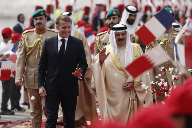 President Macron Visits Bahrain Bahrain s King Hamad bin Isa Al Khalifa welcomes French President Emmanuel Macron upon his arrival at Sakhir Air Base, in Manama, Bahrain, October 20, 2026. Photo by Benoit Tessier Pool ABACAPRESS.COM Manama Bahrain  Copyright: xTessierxBenoit Pool ABACAx