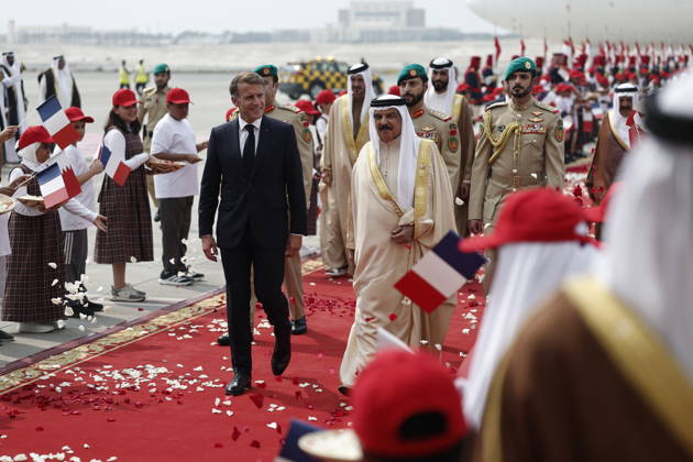 President Macron Visits Bahrain Bahrain s King Hamad bin Isa Al Khalifa welcomes French President Emmanuel Macron upon his arrival at Sakhir Air Base, in Manama, Bahrain, October 20, 2026. Photo by Benoit Tessier Pool ABACAPRESS.COM Manama Bahrain  Copyright: xTessierxBenoit Pool ABACAx