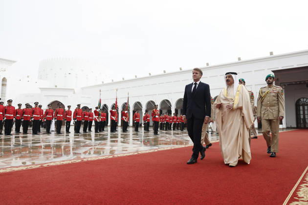 President Macron Visits Bahrain Bahrain s King Hamad bin Isa Al Khalifa welcomes French President Emmanuel Macron at Al-Sakhir Palace near Zallaq, Bahrain, October 20, 2026. Photo by Benoit Tessier Pool ABACAPRESS.COM Zallaq Bahrain  Copyright: xTessierxBenoit Pool ABACAx