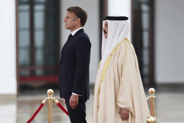 President Macron Visits Bahrain Bahrain s King Hamad bin Isa Al Khalifa welcomes French President Emmanuel Macron at Al-Sakhir Palace near Zallaq, Bahrain, October 20, 2026. Photo by Benoit Tessier Pool ABACAPRESS.COM Zallaq Bahrain  Copyright: xTessierxBenoit Pool ABACAx
